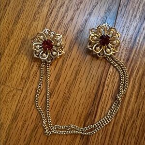 VINTAGE RHINESTONE FLOWER SWEATER CLIP GOLD TONE CHAIN CREAM FEMININE COLLAR PIN